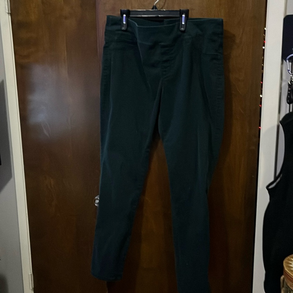 Dark Green
Not sure of the size 
I think they r 2X